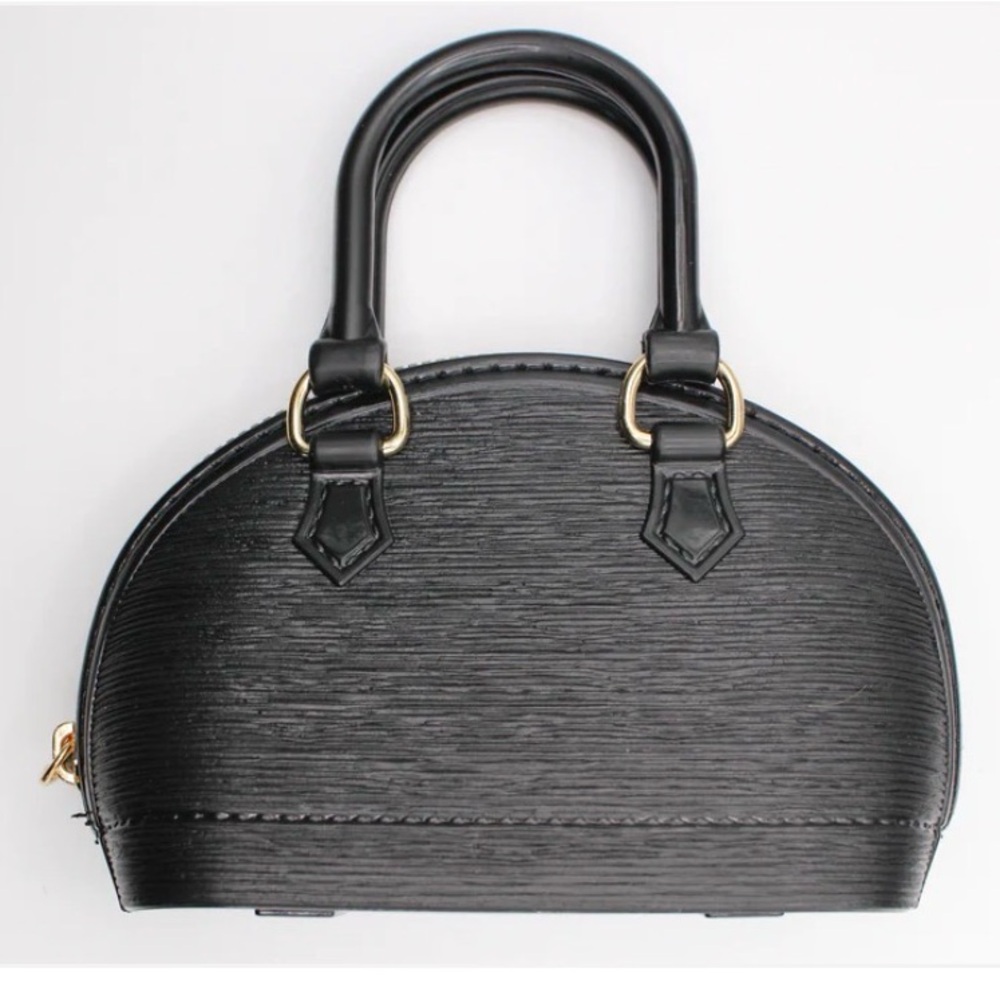 The Gals Guide Shop- Black “Shell Jelly Bag” with crossbody chain and gift box.